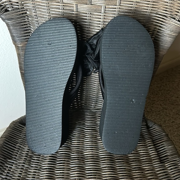 Bow Flip Flops - Picture 5 of 5